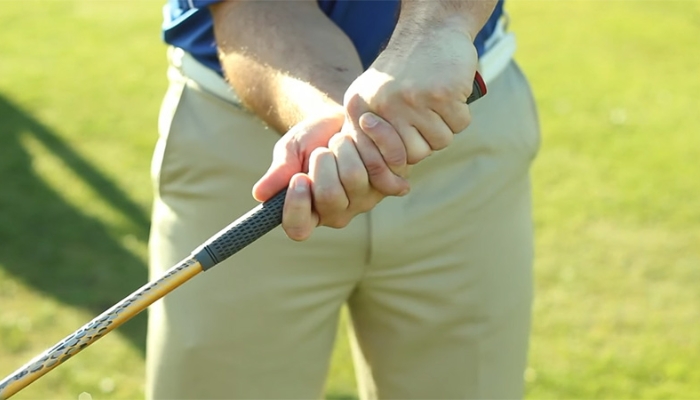 Cách cầm gậy golf đúng kiểu Interlocking Grip (chồng chéo)