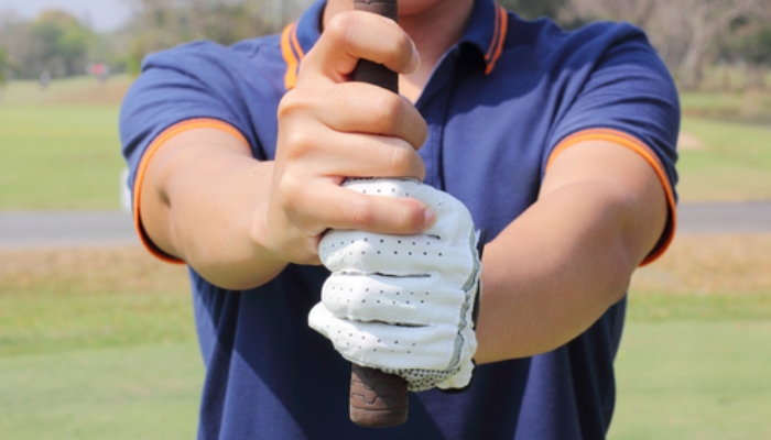 Cách cầm gậy golf kiểu Overlapping Grip (truyền thống)
